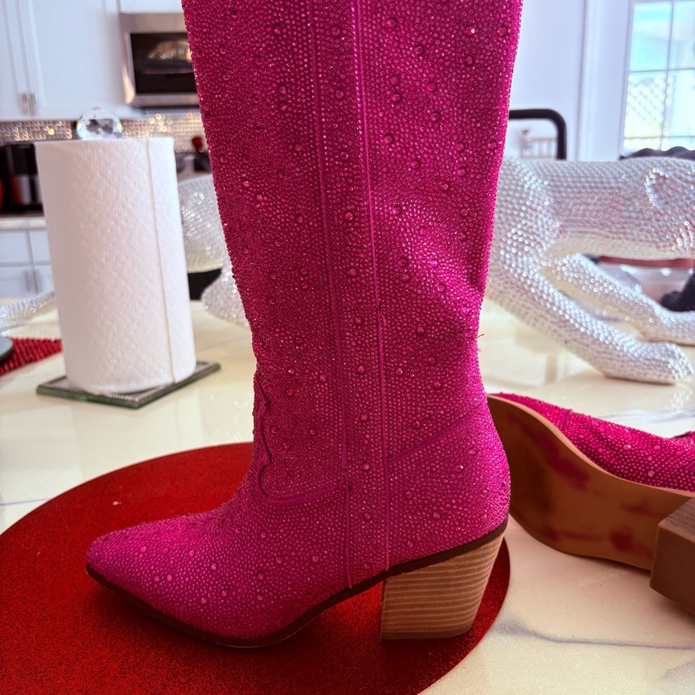 Pictures are Fuchsia & Pink boots to see the difference in colors